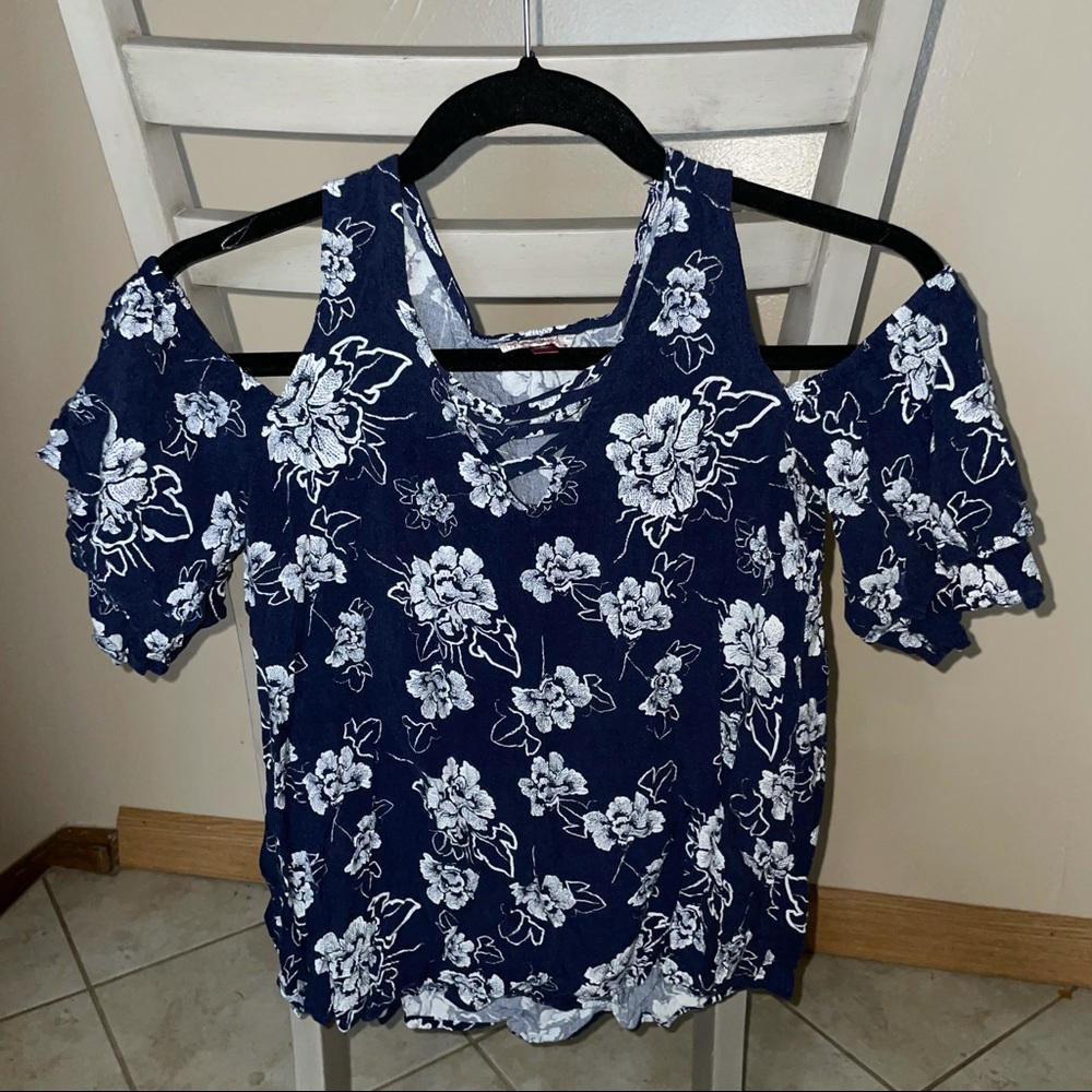 SO women short sleeve top open shoulders.